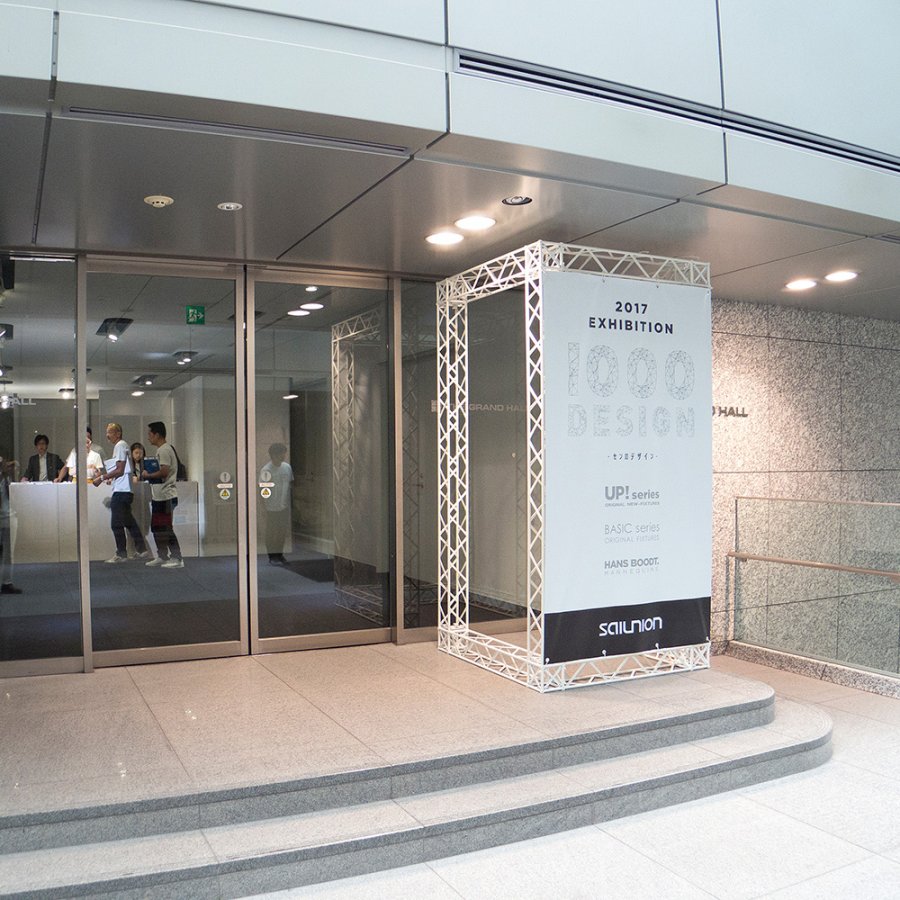 Crown Truss Corner Banner, 10 x 10 cm, white exhibition wall