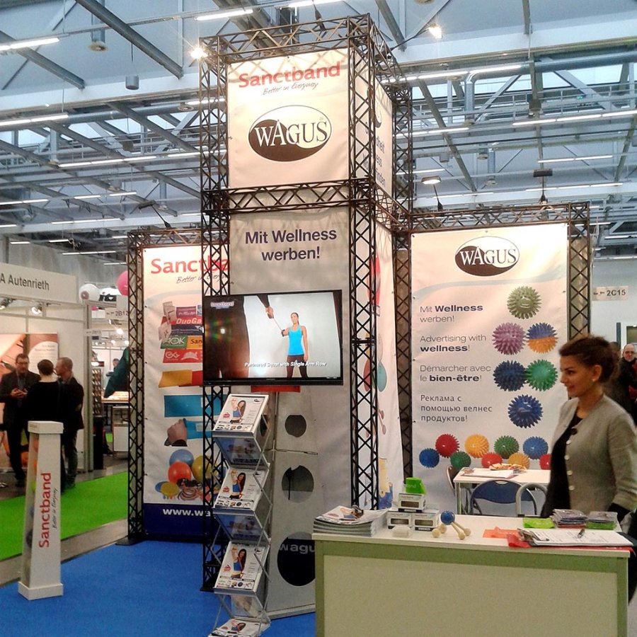 Crown Truss Triple Banner, 15 x 15 cm, black exhibition wall