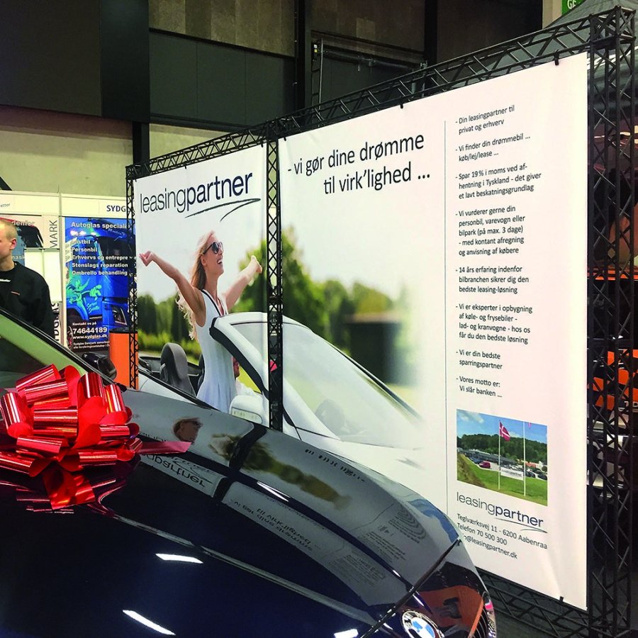 Crown Truss Triple Banner, 15 x 15 cm, black exhibition wall