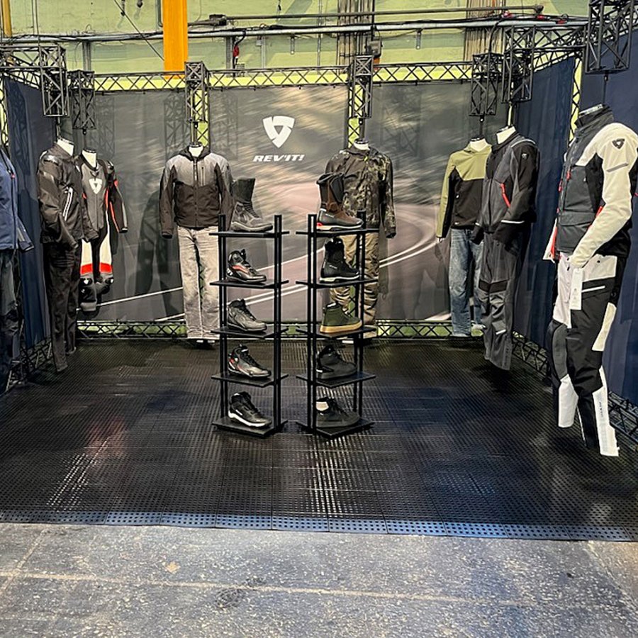 Crown Truss Triple Banner, 15 x 15 cm, black exhibition wall