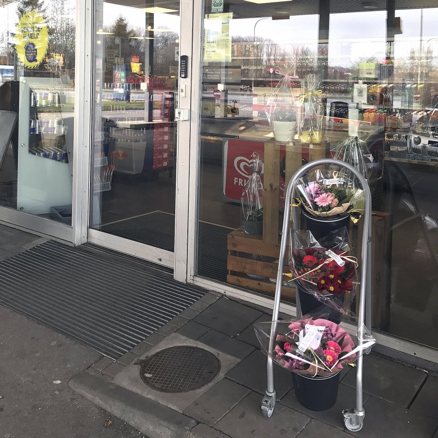 Shop Display with 3 buckets